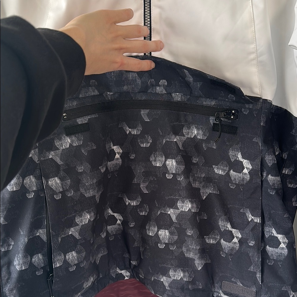 White and Black Ski / Board Pullover Snow Jacket - Picture 3 of 16